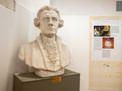 ...e in un angolo fa ancora mostra di s� il suo busto realizzato dallo stesso Stella (colui che don� l�immobile)